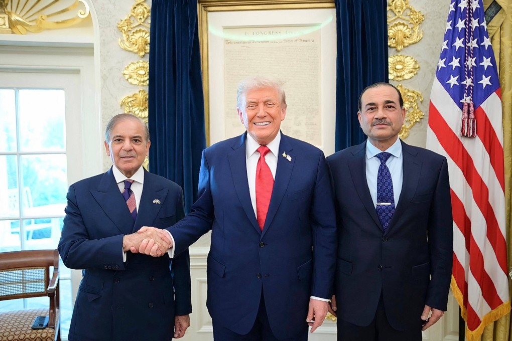 US President Donald Trump poses in the White House with Pakistan’s military chief Asim Munir (right) and Prime Minister Shehbaz Sharif on September 26, 2025. Photo: AFP