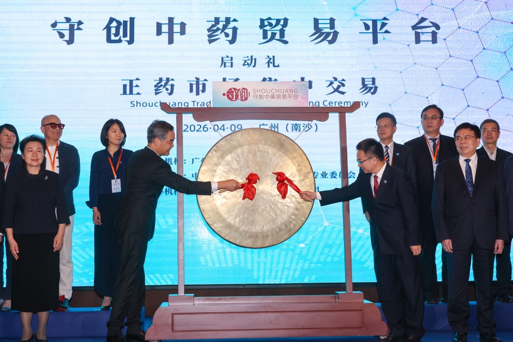 Leung Chun-ying, vice-chairman of the Chinese People’s Political Consultative Conference, left, and Liu Wei, secretary of the CPC Nansha District Committee, right, at the launch ceremony of the ShouChuang Traditional Chinese Medicine Trading Platform in Guangzhou. Photo: Edmond So