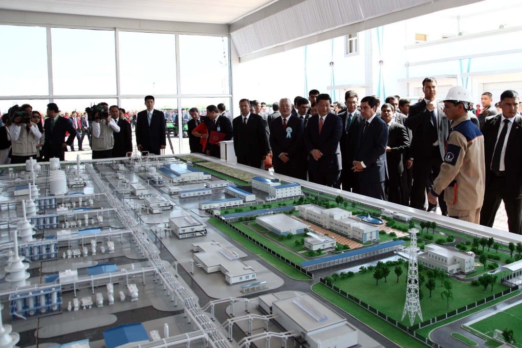 In this 2013 image, President Xi Jinping stands alongside a model of the purification plant in Turkmenistan’s Galkynysh gas field during an opening ceremony. Photo: Getty Images