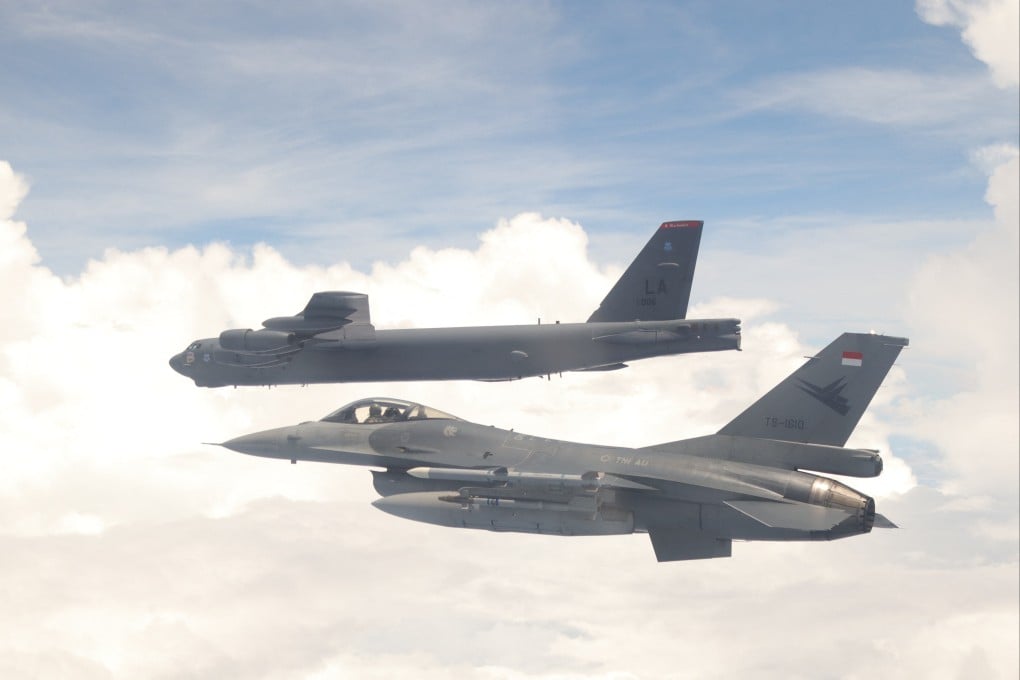 A US B-52 bomber (top) and an Indonesian F-16 fighter jet conduct a joint exercise over Sulawesi, Indonesia, in 2021. Photo: Indonesian Air Force/AFP