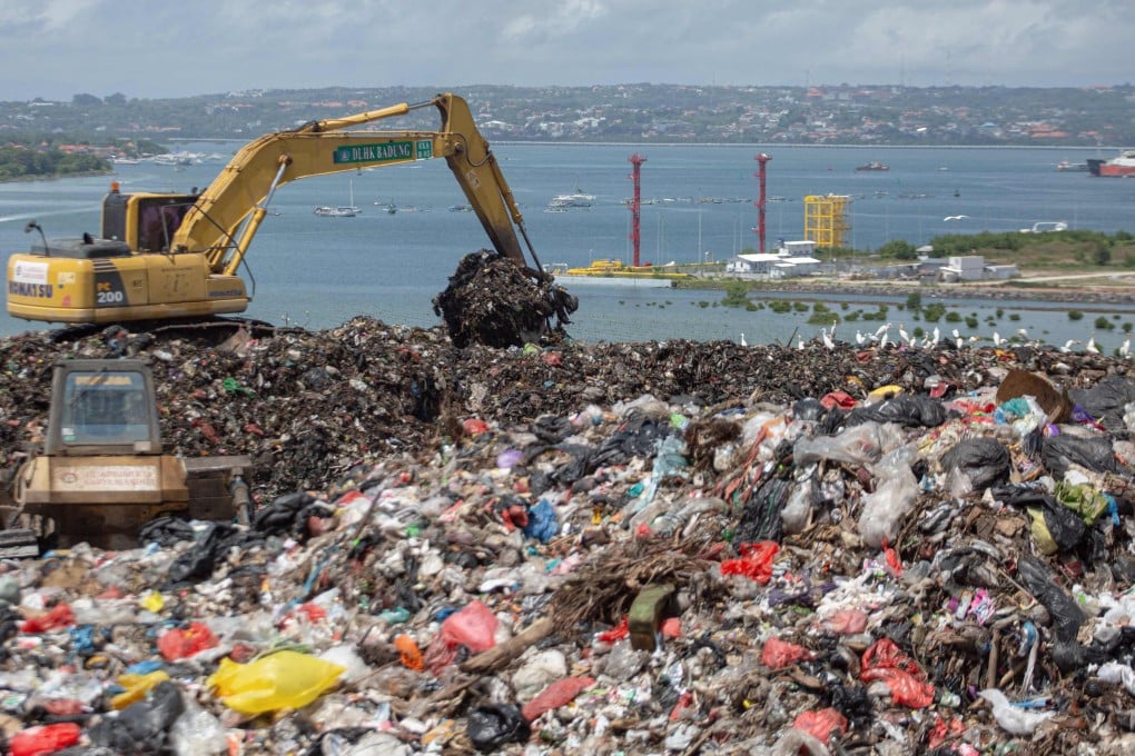 An excavator moves trash at the Suwung landfill in Denpasar on April 2. Photo: AFP