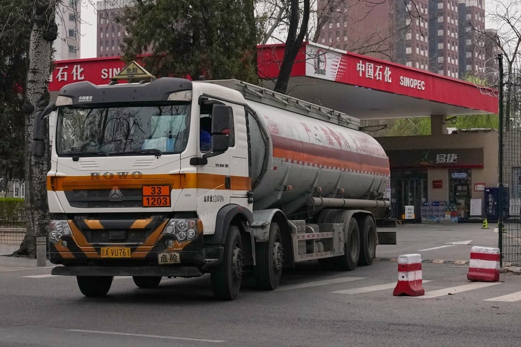 A fuel tanker truck leaves a gas station in Beijing, March 28, 2026. Photo: AP