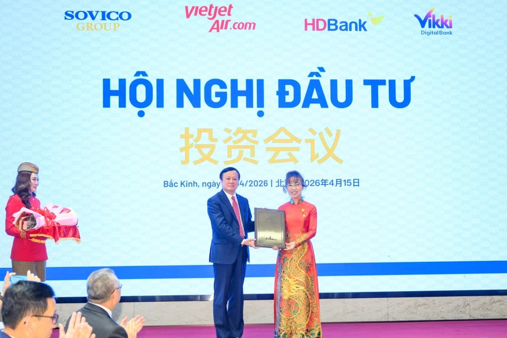 VietJet Air president Nguyen Thi Phuong Thao (right) and Comac chairman He Dongfeng announce new routes between Vietnam and China using C909 aircraft in Beijing on Wednesday. Photo: Xinhua