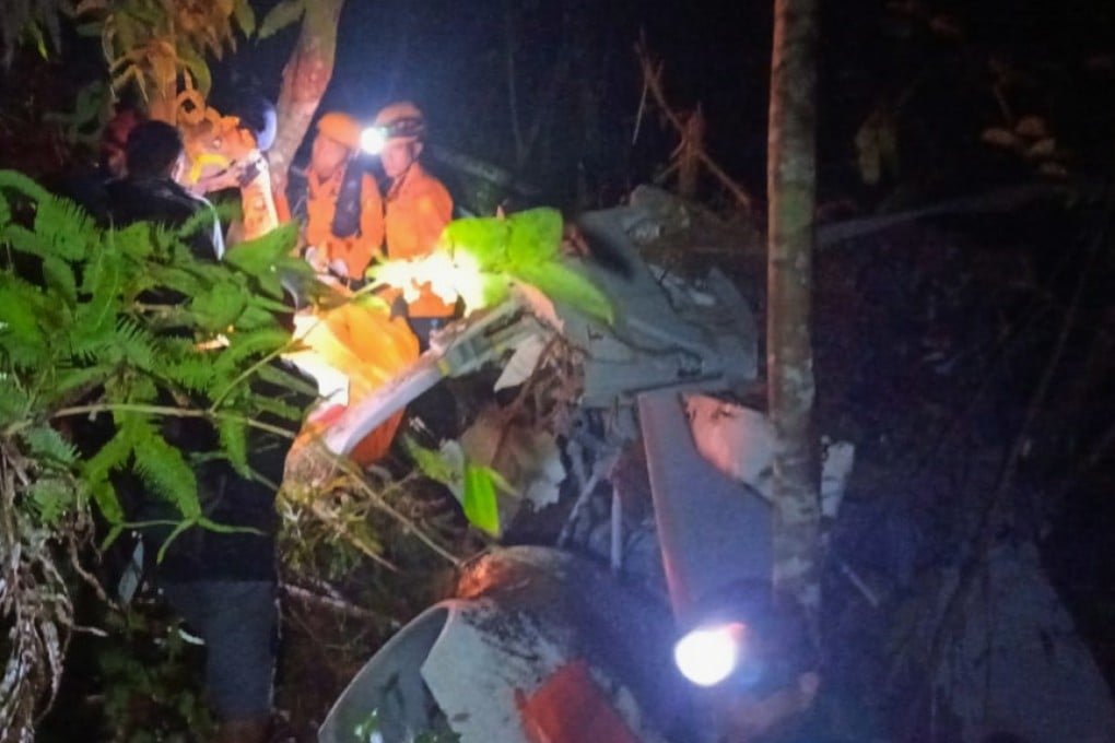 Các nhân viên cứu hộ kiểm tra hiện trường vụ tai nạn trực thăng ở Sekadau, Tây Kalimantan, hôm thứ Năm. Ảnh: Basarnas/AP