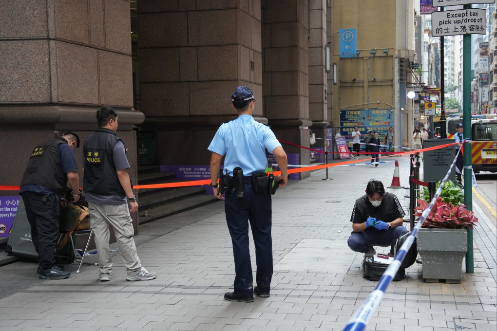 Police investigating at the scene of the stabbing outside Cosco Tower in Sheung Wan. Photo: Jelly Tse