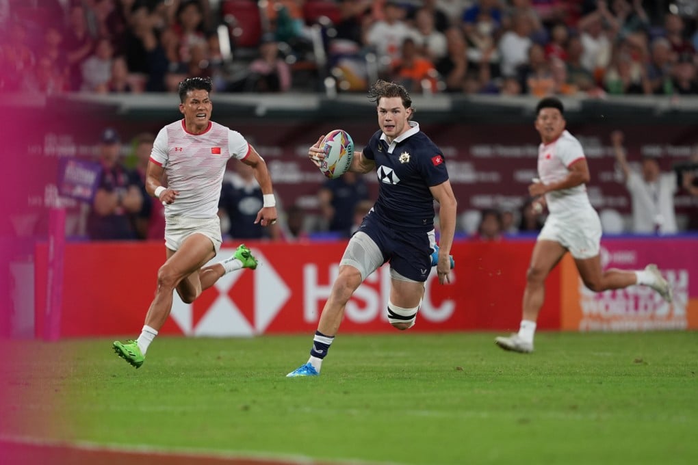 Rory Stewart-Cox gallops away from Chinese attention on his way to scoring a fabulous try for Hong Kong. Photo: Elson Li