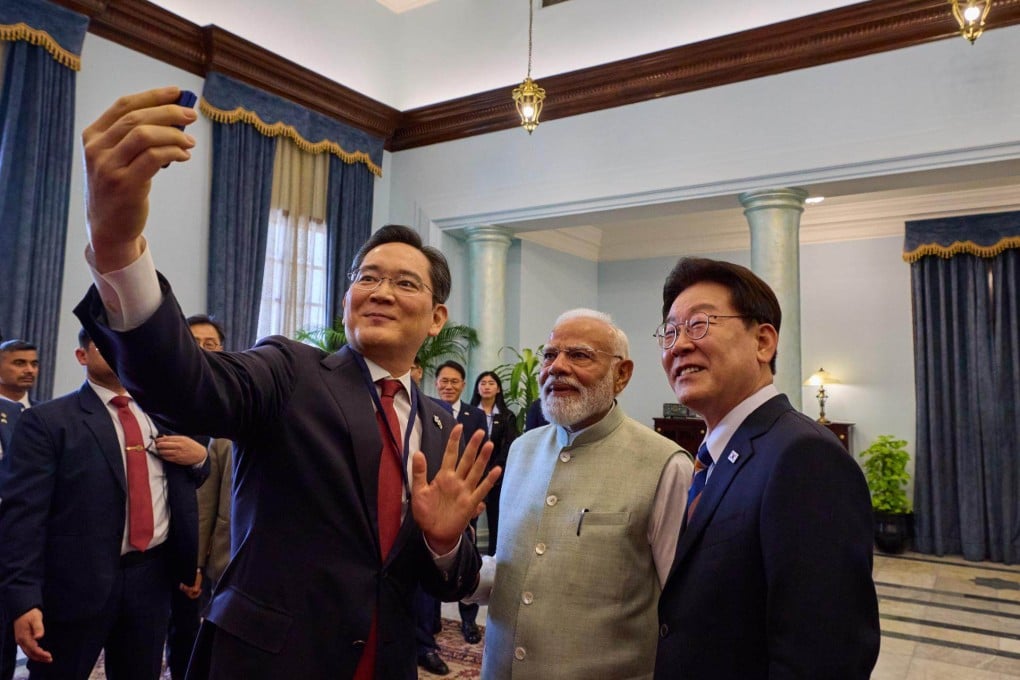 Samsung Electronics boss Lee Jae-yong (left) holds a smartphone produced at his company’s factory in India to take a selfie with South Korean President Lee Jae Myung (right) and Indian Prime Minister Narendra Modi in New Delhi on Monday. Photo: Cheong Wa Dae