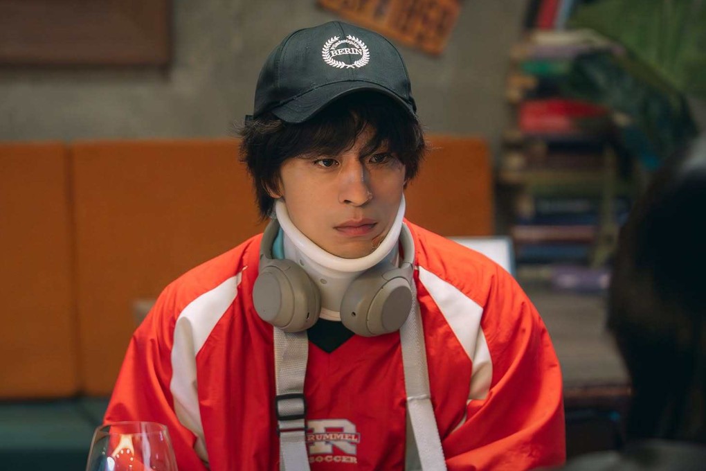 Koo Kyo-hwan plays  eccentric filmmaker Hwang Dong-man in a still from the new Netflix K-drama We Are All Trying Here.