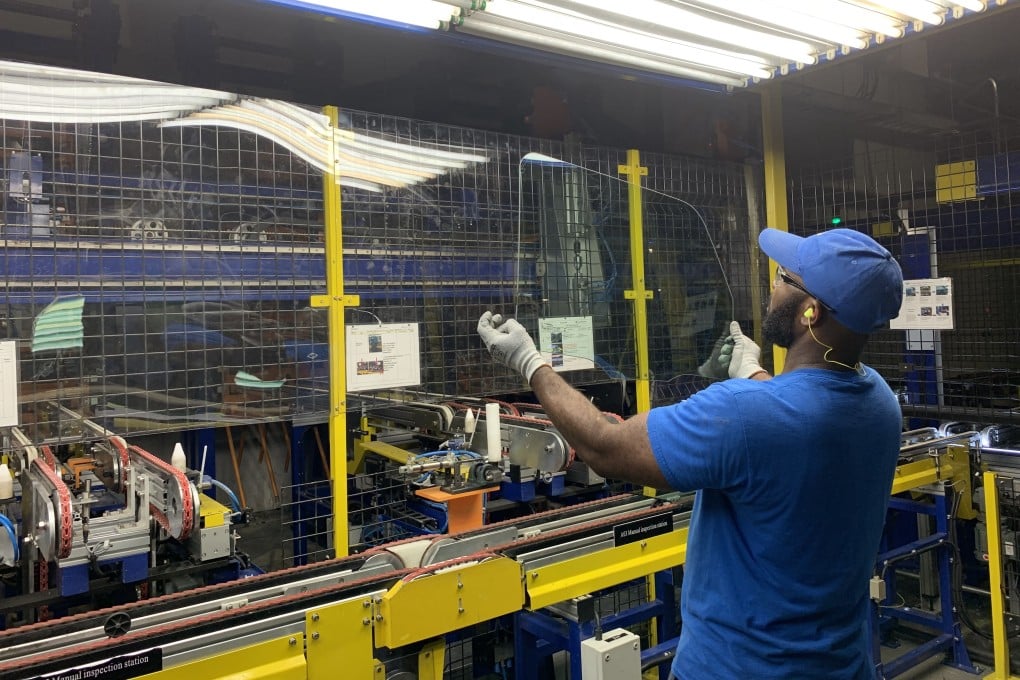 A worker checks the appearance of glass at a factory of glass manufacturer Fuyao in Dayton, Ohio. Photo: Xinhua