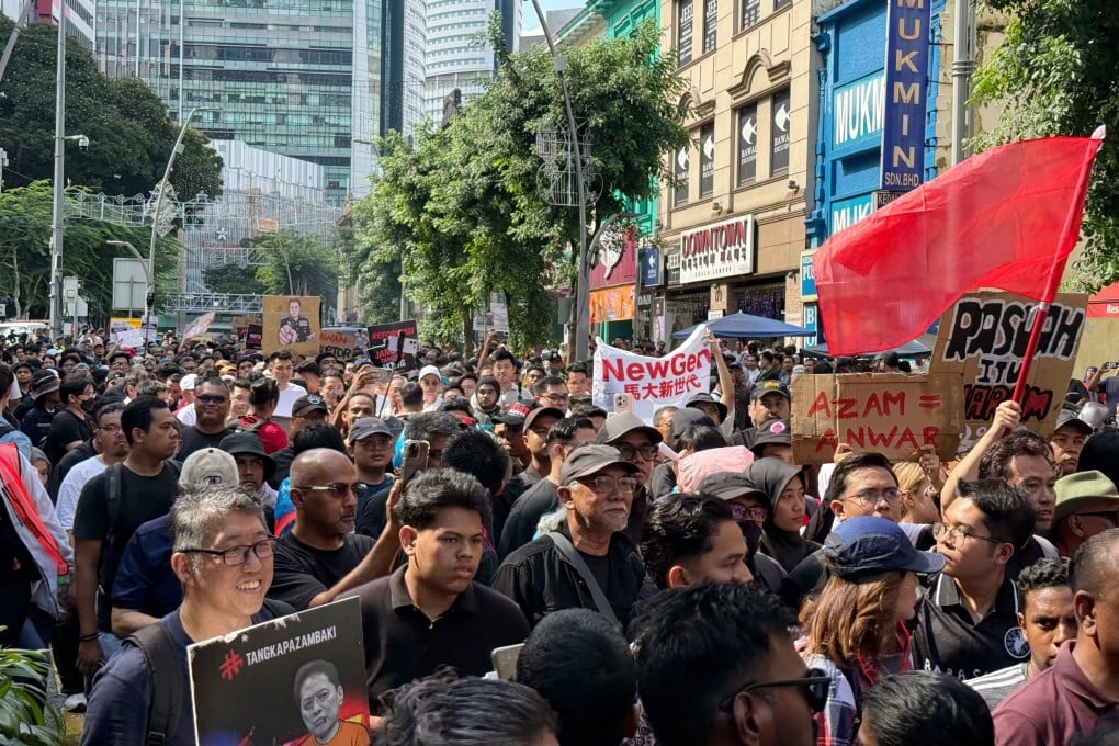 Protesters against Malaysian Anti-Corruption Commission (MACC) boss Azam Baki march through central Kuala Lumpur on Saturday. SCMP/Iman Muttaqin Yusof
