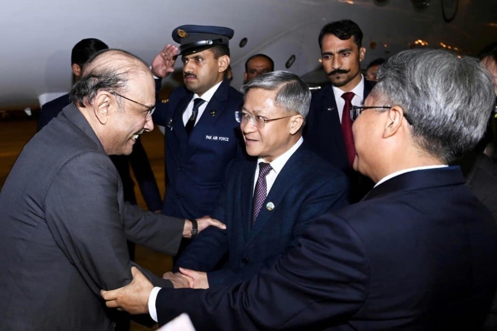Asif Ali Zardari (left) is welcomed to Hunan by local officials. Photo: EPA
