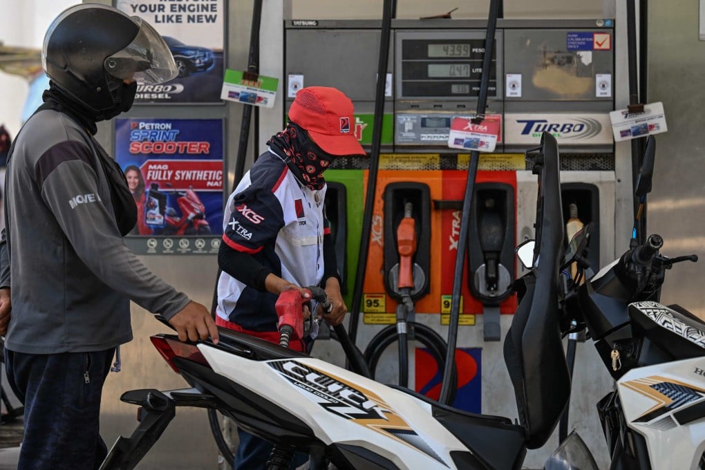 A man refuels the tank of a motorcycle at a petrol station in Manila, the Philippines, on April 7. The Strait of Hormuz blockade has resulted in energy shortages in Asia. Photo: AFP