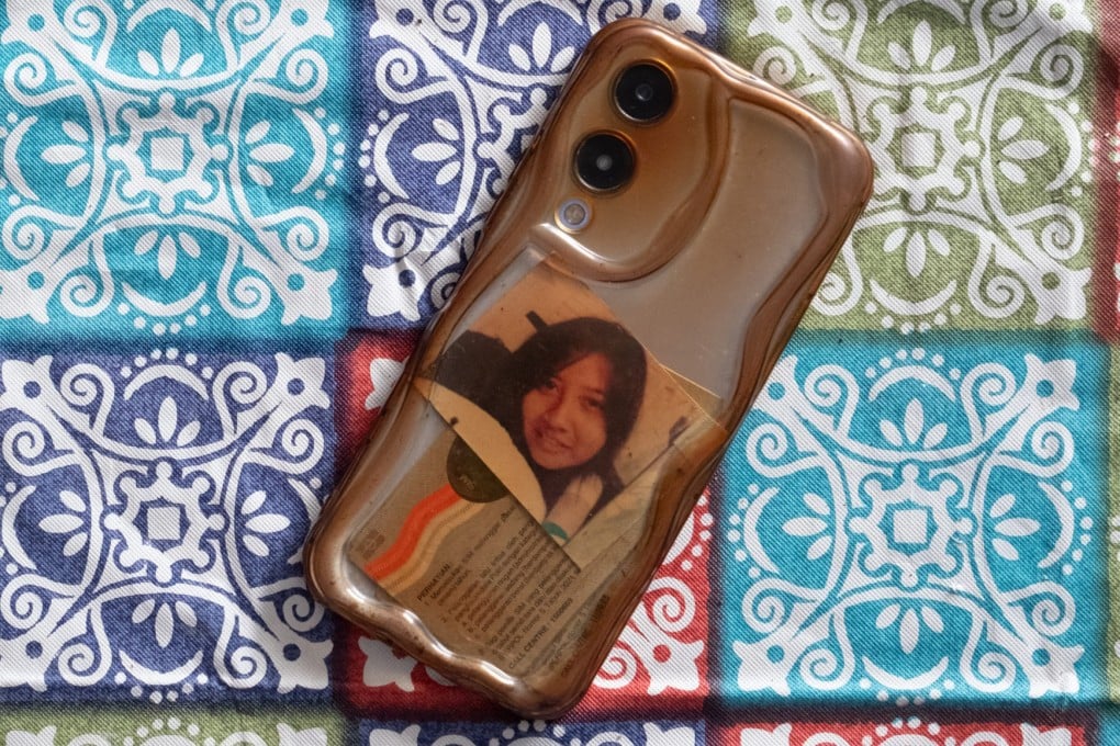 The brother of Desy Widyana keeps a picture of his late sister in his mobile phone case. Photo: Tang Hoi-yan