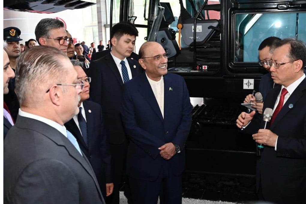 Pakistani President Asif Ali Zardari (centre) pictured on a visit to an industrial plant in Changsha. Photo: EPA