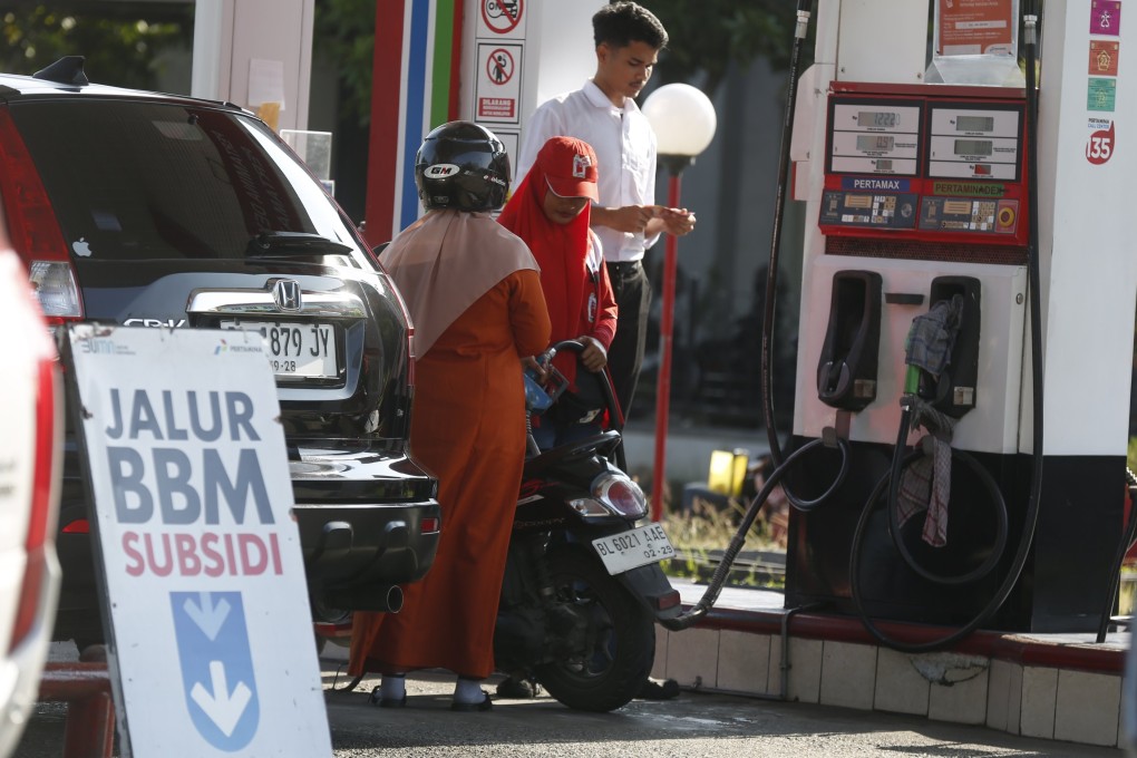 A worker refuels a motorbike at a petrol station in Banda Aceh, Indonesia, on April 20. Photo: EPA