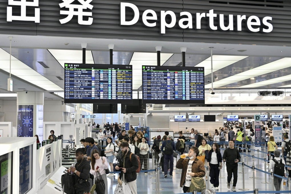 People depart Japan from Haneda airport in Tokyo on April 18. Photo: Kyodo