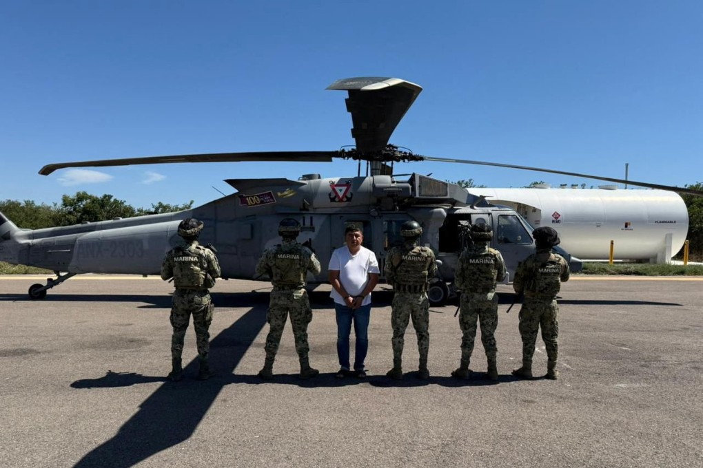 Mexican special forces with Audias Flores Silva after his capture. Photo: SEMAR via Reuters