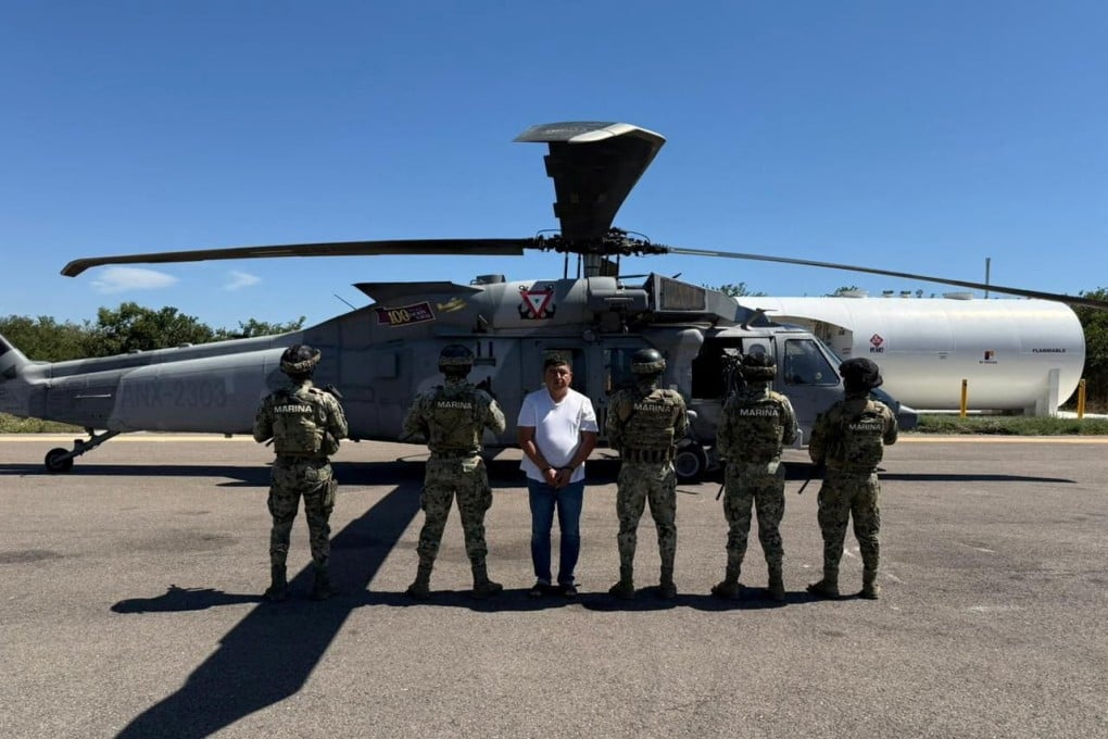 Mexican special forces with Audias Flores Silva after his capture. Photo: SEMAR via Reuters