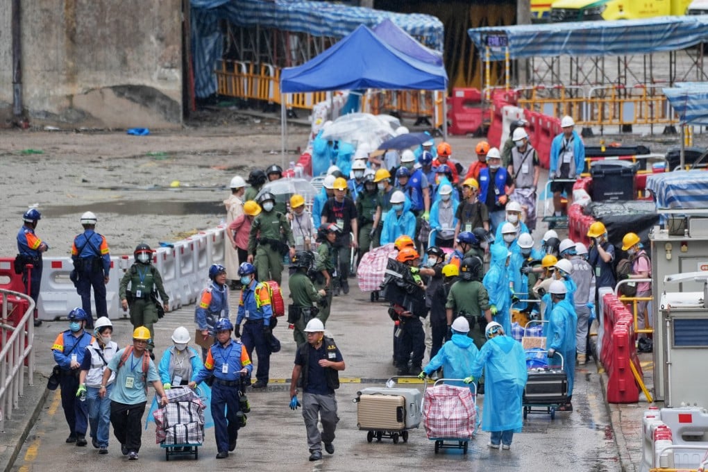 Residents of Wang Tai House and Wang Kin House return to their flats to salvage their belongings. Photo: Elson Li