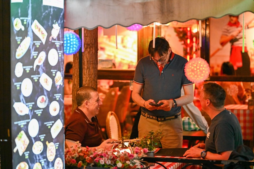 Foreign tourists order food at a restaurant in Tianjin, northern China, on April 24. Photo: Xinhua