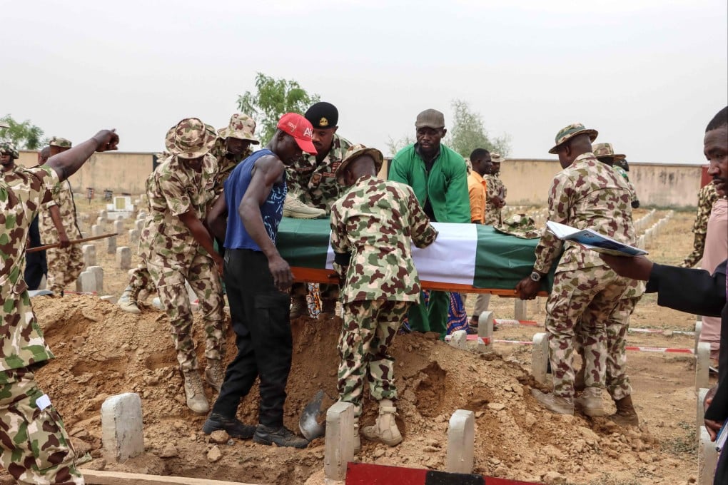 Soldiers carry a coffin during the funeral of Brigadier General Oseni Omoh Braimah and other troops killed by foreign jihadists, in Maiduguri in northeastern Nigeria, on April 15. Photo: AFP