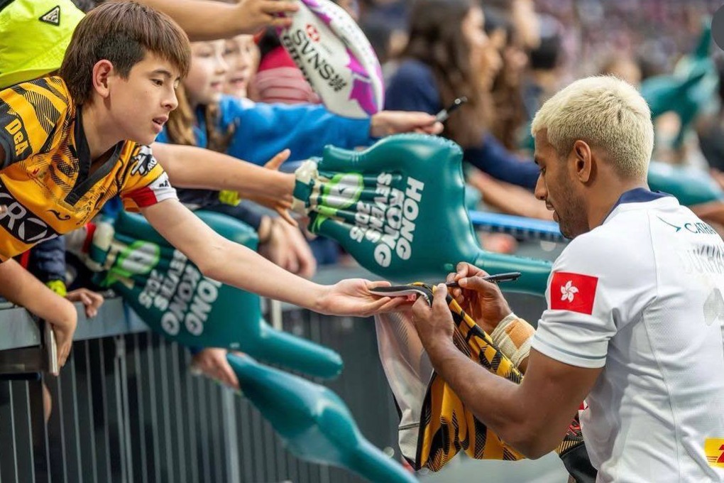 Shiven Dukhande signs a Tigers jersey for a young fan during last year’s Cathay/HSBC Hong Kong Sevens. Photo: Hong Kong China Rugby