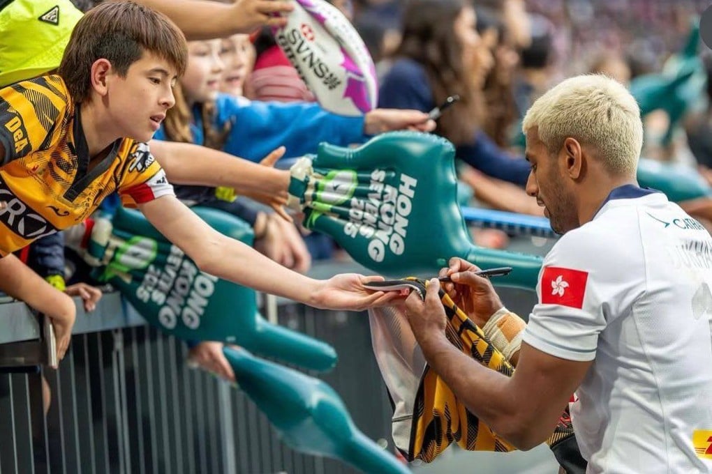 Shiven Dukhande signs a Tigers jersey for a young fan during last year’s Cathay/HSBC Hong Kong Sevens. Photo: Hong Kong China Rugby