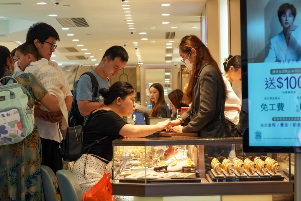 Shoppers at a jewellery shop on Canton Road in Tsim Sha Tsui on the first day of the China’s “golden week” Labour Day holiday. Photo: Jelly Tse