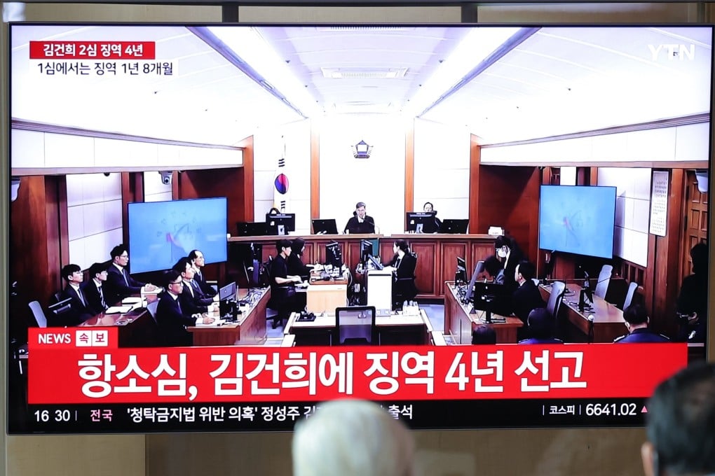 People watch a live TV broadcast of Kim Keon-hee’s appeals trial, presided over by Shin Jong-oh, at Seoul Station on April 28. Photo: Yonhap/EPA