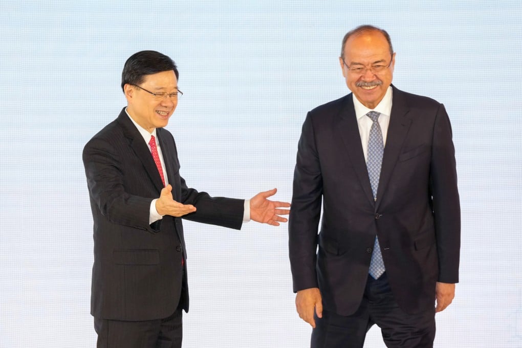 Chief Executive John Lee and Uzbekistan Prime Minister Abdulla Nigmatovich Aripov met to discuss bilateral trade and economic cooperation. Photo: Karma Lo