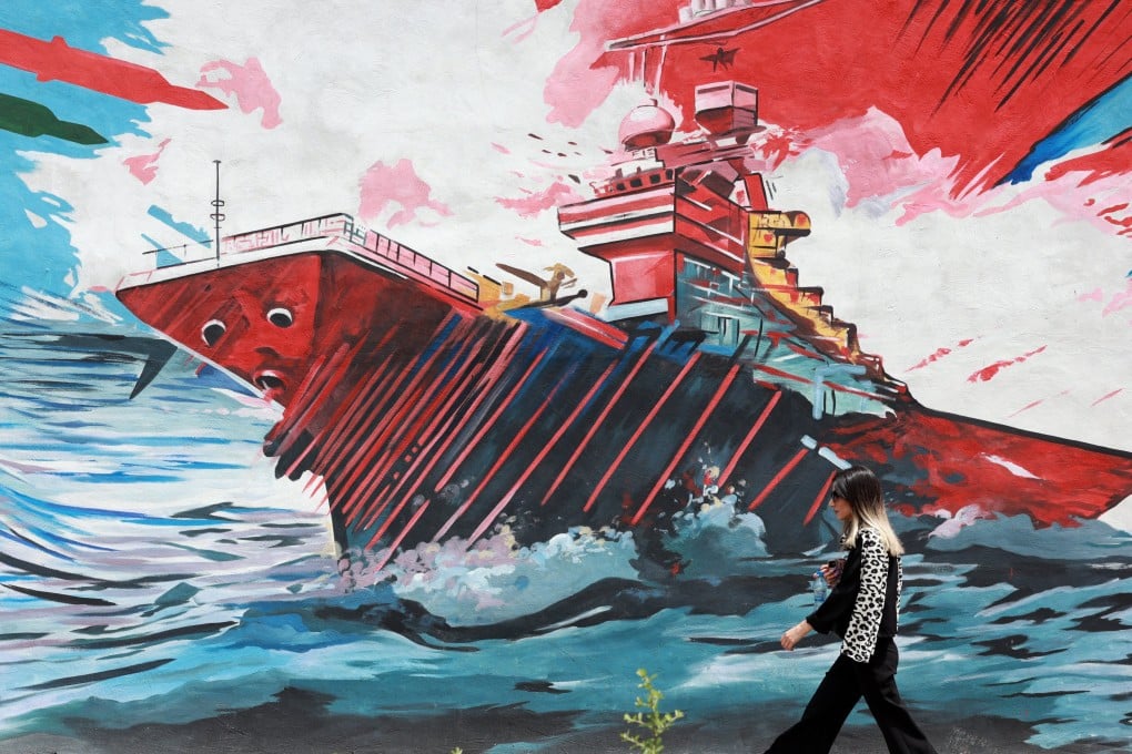 An Iranian walks next to an anti-US mural in a street in Tehran, Iran, on May 4. Photo: EPA