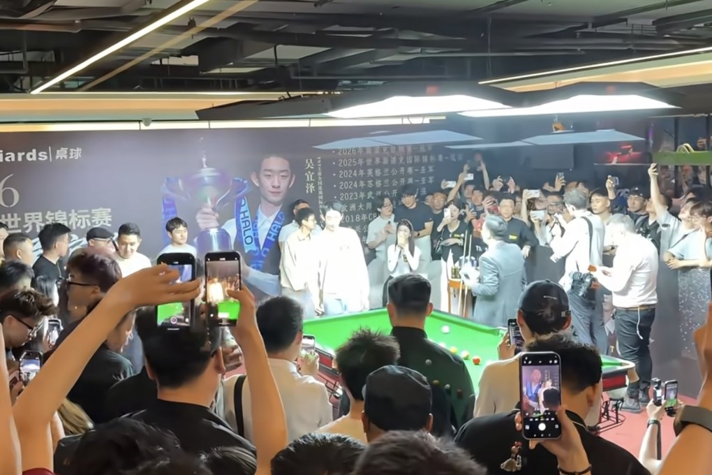 Wu Yize (centre) appeared at a packed billiards club in Xi’an on Thursday night after winning the World Snooker Championship. Photo: Xiaohongshu