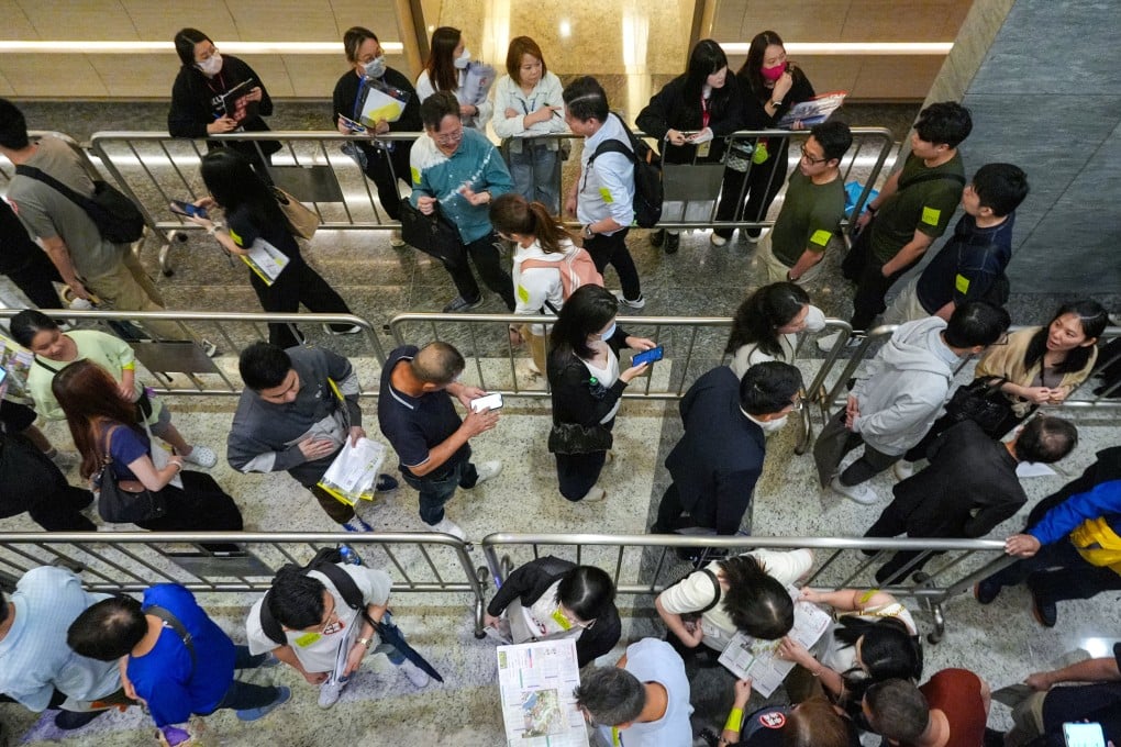 The long queue of buyers at International Commerce Centre in Kowloon on Saturday for flats at Sun Hung Kai Properties’ Lime Spark project in Tsuen Wan. Photo: Eugene Lee