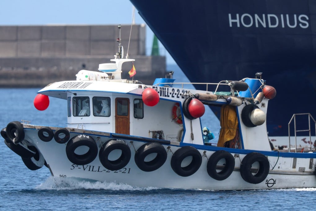A passenger from the cruise ship MV Hondius is transferred by boat after disembarking at the port of Granadilla de Abona, in Tenerife, Spain on May 10. Photo: Reuters