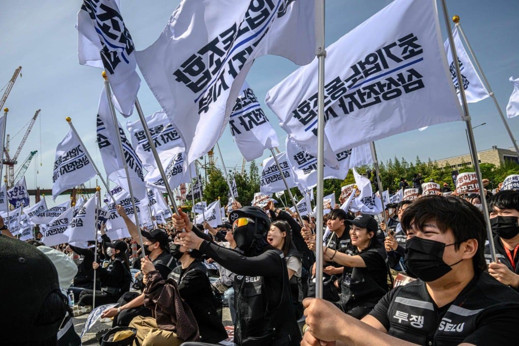 Union members from Samsung Electronics stage a protest in front of the company’s plant in Pyeongtaek, Gyeonggi province last month. Photo: The Korea Times