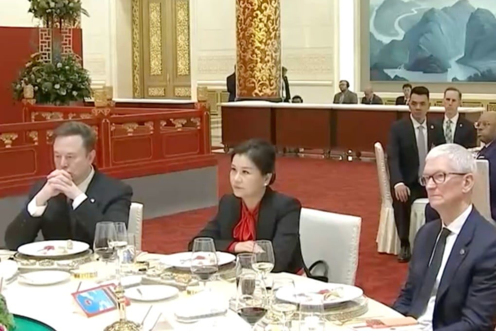 Lens Technology chairwoman Zhou Qunfei seated between Apple’s Tim Cook and Tesla’s Elon Musk at China’s state banquet hosted by Chinese President Xi Jinping on Thursday night. Photo: CCTV