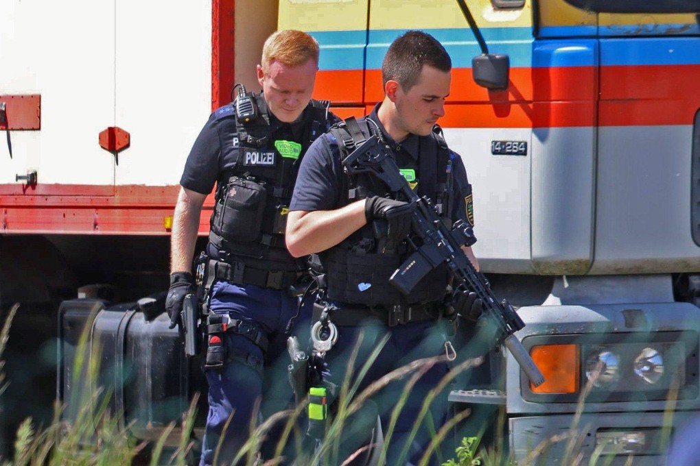 Officers with heavy weapons at the scene. Photo: dpa