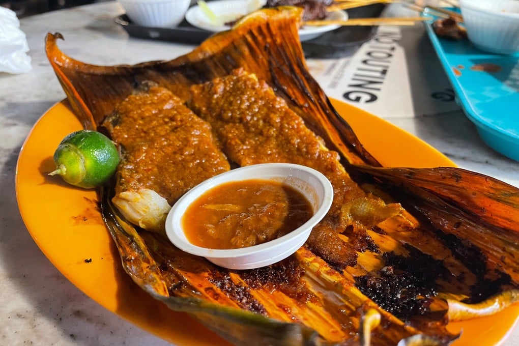 Grilled stingray wrapped in banana leaves, sold in Singapore’s Lau Pa Sat hawker centre. Photo: Manuel Meyer/dpa-tmn