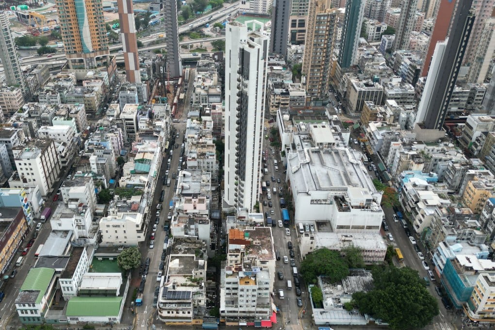 The repairman fell from the 11th floor of the Billionnaire Avant housing block in Kowloon City. Photo: Yik Yeung-man