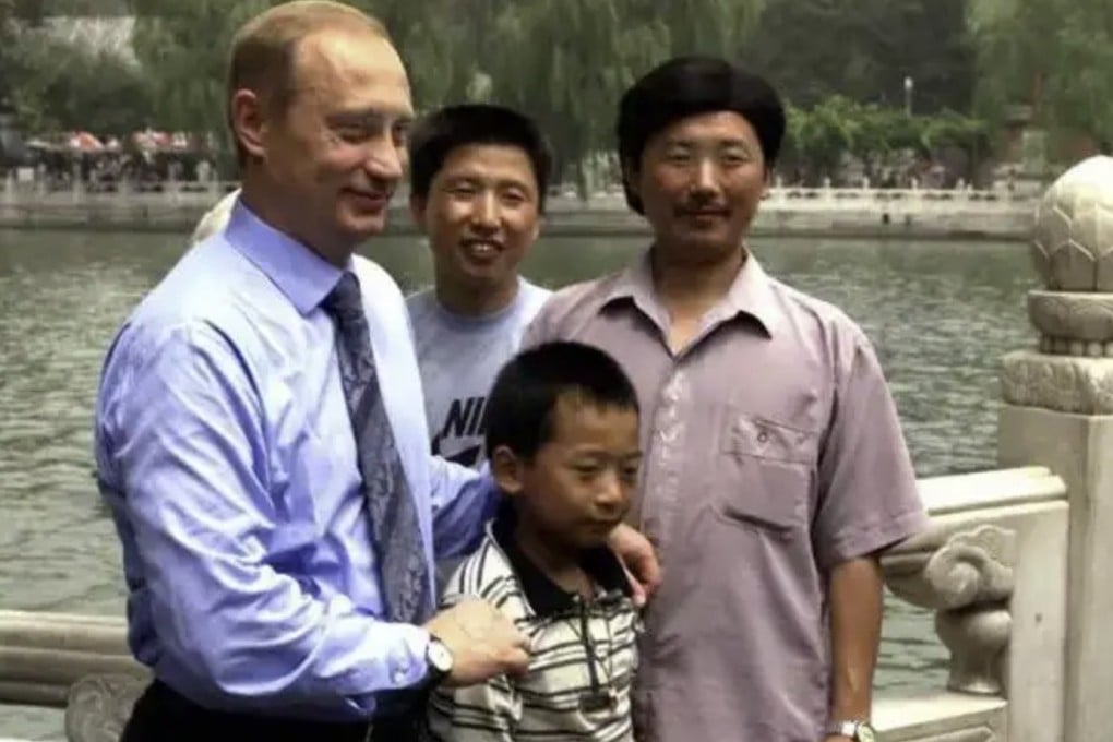 Russian President Vladimir Putin poses for a photo with Peng (centre) and members of Peng’s family after the encounter in Beihai Park in Beijing on July 17, 2000. Photo: Baidu