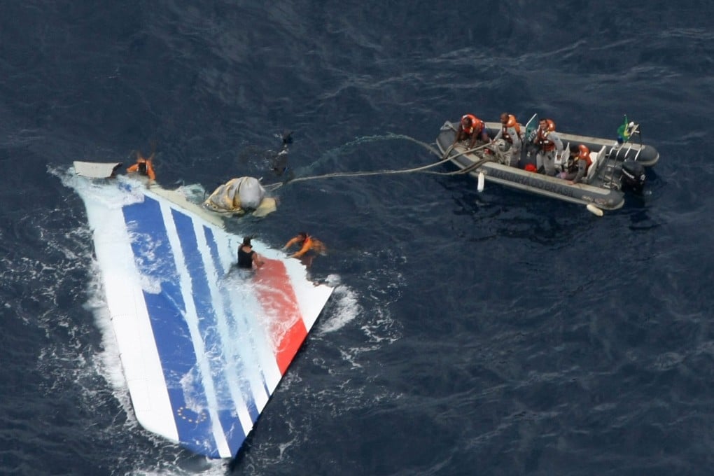 Brazilian Navy sailors pick a piece of debris from Air France flight AF447 out of the Atlantic Ocean in 2009. Photo: Reuters