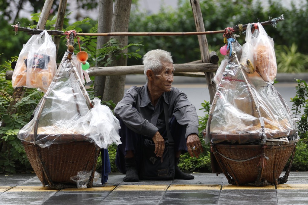 A street food hawker waits for customers by a roadside in Bangkok, Thailand, on May 12. Photo: EPA
