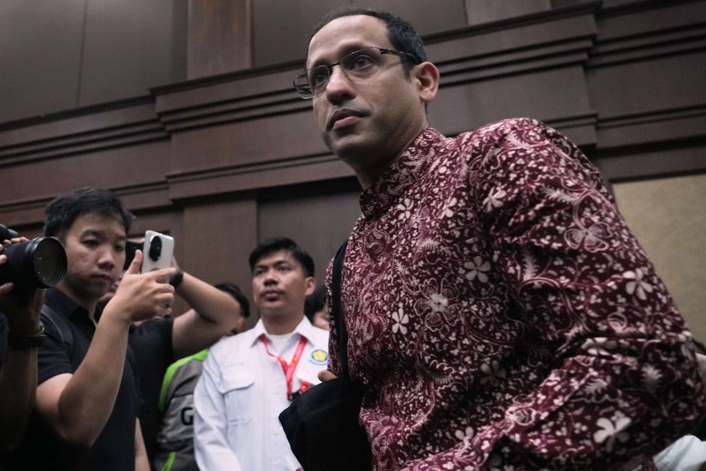Nadiem Makarim (right) enters the courtroom for his trial hearing in Jakarta on May 13. Photo: AP