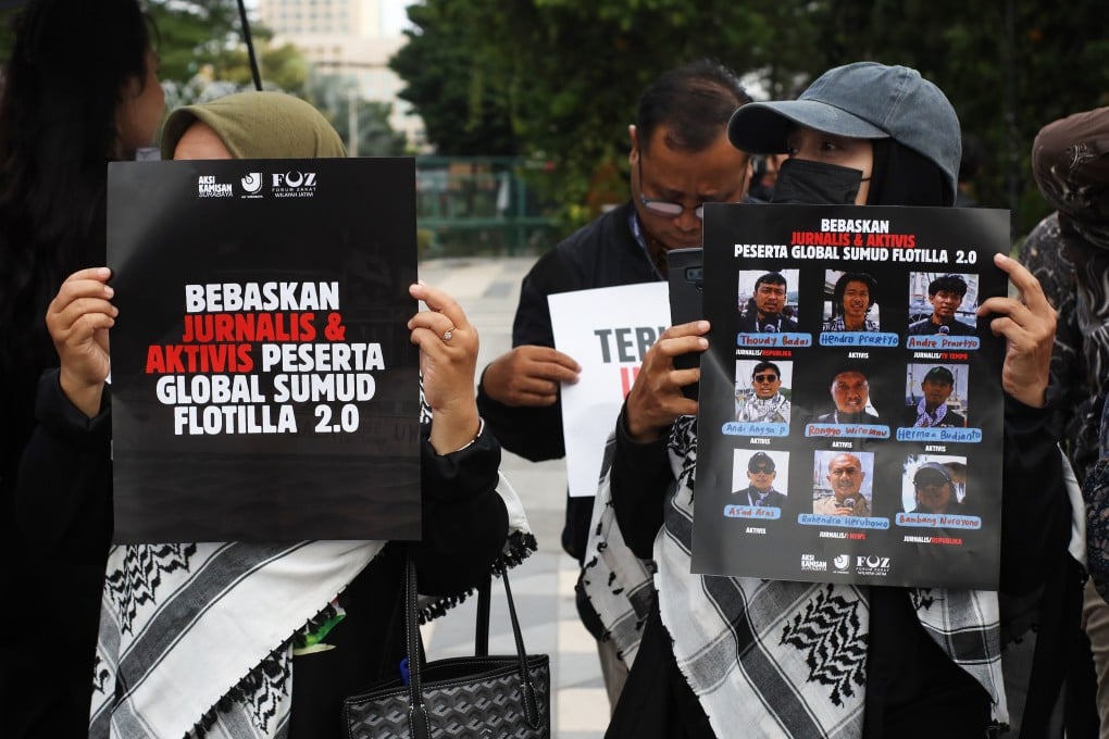 Alliance of Independent Journalists members rally for the return of Indonesians on board the Global Sumud Flotilla in Surabaya on Thursday. Photo: Andre Yuris