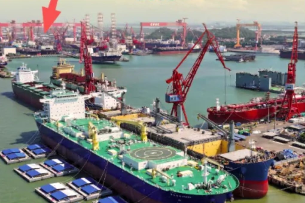 The hull was pictured in the background of the shipyard. Photo: qq.com