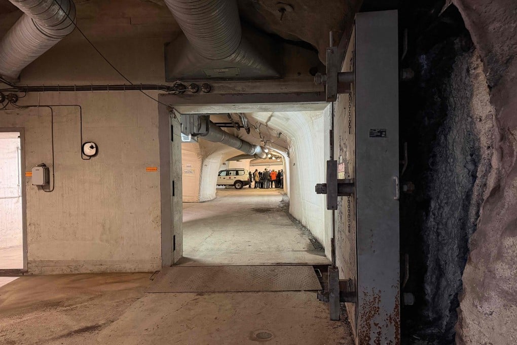 Jornalists tour around one of Oslo’s largest bomb shelters in Hanshaugen on Monday. Photo; AFP