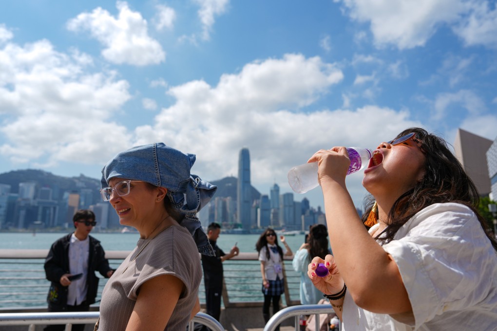 Women try to beat the heat in Tsim Sha Tsui. Photo: Sam Tsang