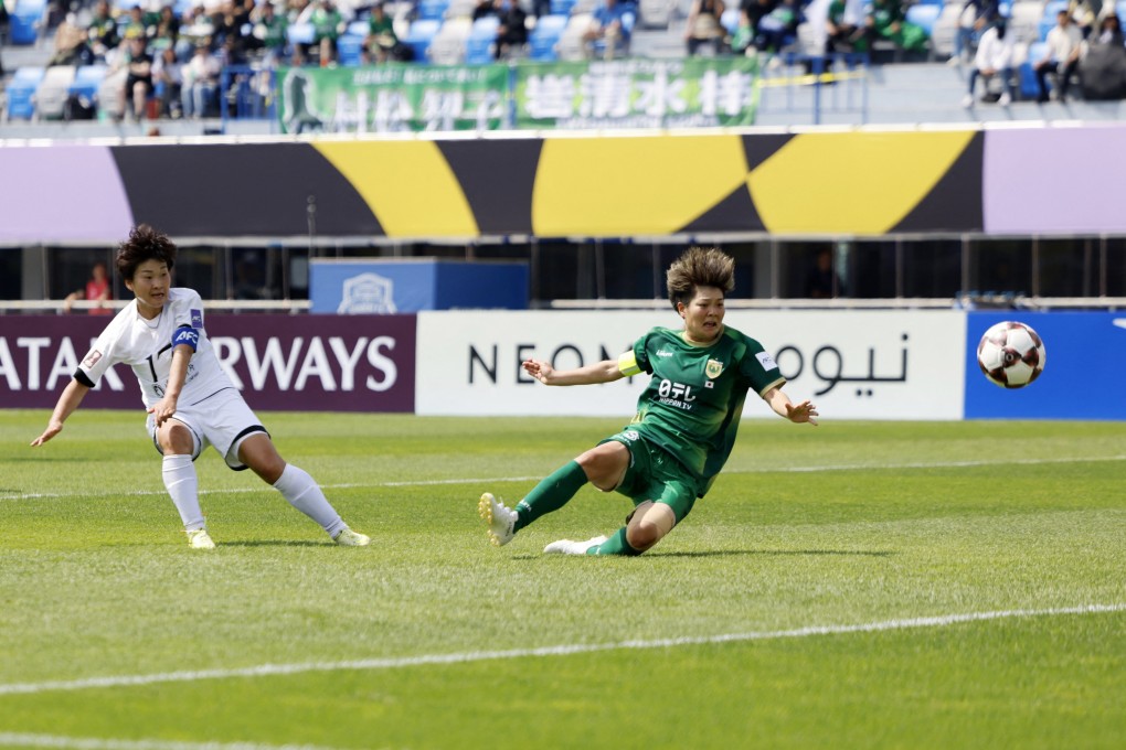 Naegohyang captain Kim Kyong-yong shoots past Tokyo Verdy defender Tomoko Muramatsu for the winning goal in the the AFC Women’s Champions League final. Photo: Reuters