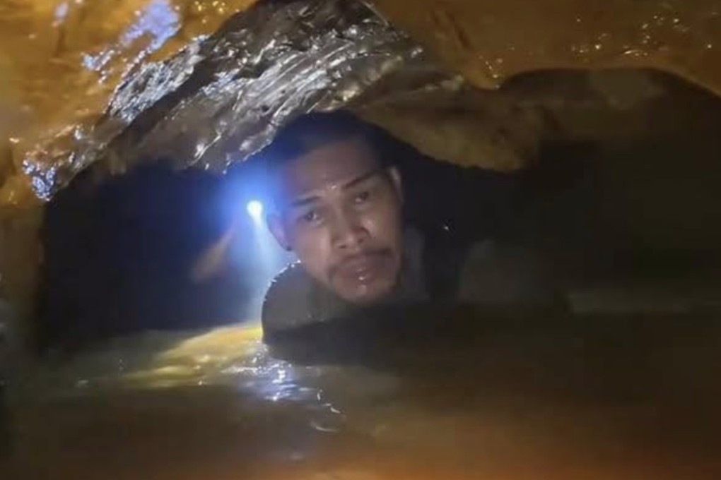 A rescuer navigates through a flooded cave in Xaysomboun province, Laos, where seven villagers who were mining for gold are trapped. Photo: Facebook/Thailand Rescue Diver