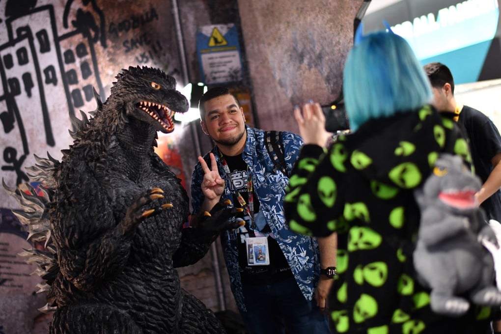 An attendee poses for photos with Godzilla during Comic-Con International in San Diego, California, on July 26, 2025. Photo: AFP